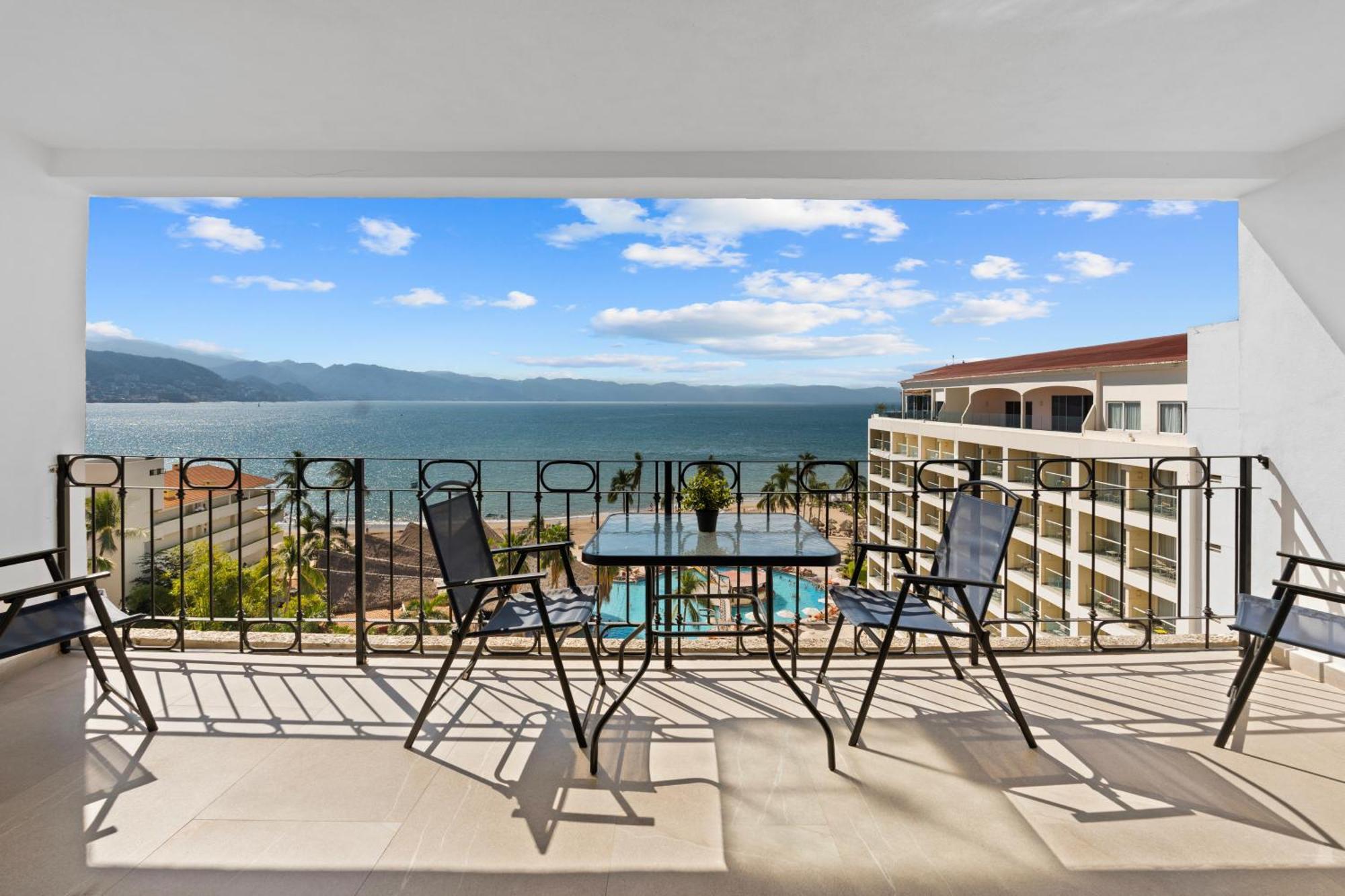 Luxury Condo Just Steps Away From The Beach! 푸에르토 발라타 외부 사진